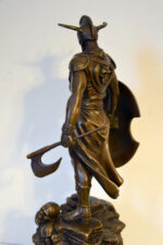 Mythologie-Bronzekrieger mit Axt und Schild auf Marmorsockel – Bild 5