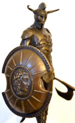 Mythologie-Bronzekrieger mit Axt und Schild auf Marmorsockel – Bild 4