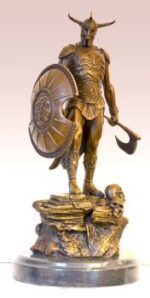Mythologie-Bronzekrieger mit Axt und Schild auf Marmorsockel – Bild 2