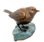 Bronzefigur Tierskulptur Gartenfigur Bronze Vogel auf Blatt mit Künstlersignatur – Bild 2