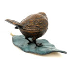 Bronzefigur Tierskulptur Gartenfigur Bronze Vogel auf Blatt mit Künstlersignatur – Bild 3