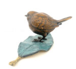 Bronzefigur Tierskulptur Gartenfigur Bronze Vogel auf Blatt mit Künstlersignatur – Bild 4