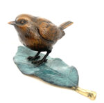 Bronzefigur Tierskulptur Gartenfigur Bronze Vogel auf Blatt mit Künstlersignatur – Bild 5