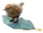 Bronzefigur Tierskulptur Gartenfigur Bronze Vogel auf Blatt mit Künstlersignatur – Bild 6