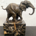 Handgefertigter Bronze Elefant auf Marmorsockel signiert Milo Bronzefigur
