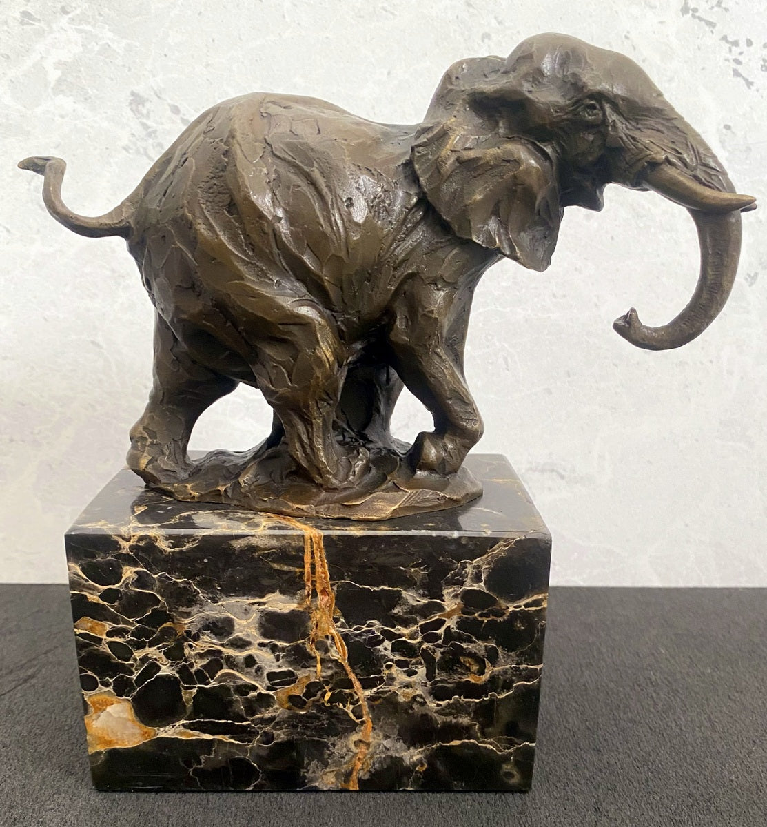 BronzeElefantMilo-003-1 Handgefertigter Bronze Elefant auf Marmorsockel signiert Milo Bronzefigur – Bild 1