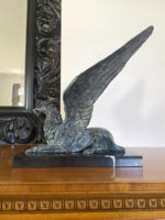 Prunkvoller sitzender Bronze Greif auf Marmorplatte – Bild 5