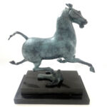 Bronzefigur das fliegende  Pferd von Gansu in Bronze auf Marmorsockel