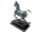 Bronzefigur das fliegende  Pferd von Gansu in Bronze auf Marmorsockel – Bild 3