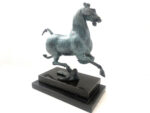 Bronzefigur das fliegende  Pferd von Gansu in Bronze auf Marmorsockel – Bild 4