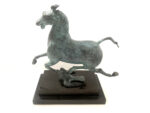 Bronzefigur das fliegende  Pferd von Gansu in Bronze auf Marmorsockel – Bild 5