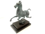 Bronzefigur das fliegende  Pferd von Gansu in Bronze auf Marmorsockel – Bild 6