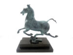 Bronzefigur das fliegende  Pferd von Gansu in Bronze auf Marmorsockel – Bild 2