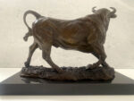 Bronze Stier auf Marmorsockel mit Künstler Signatur klassisch patiniert – Bild 6