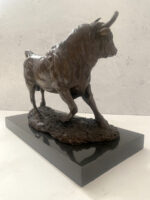 Bronze Stier auf Marmorsockel mit Künstler Signatur klassisch patiniert – Bild 12