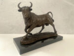 Bronze Stier auf Marmorsockel mit Künstler Signatur klassisch patiniert – Bild 14