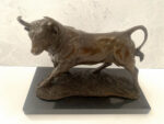 Bronze Stier auf Marmorsockel mit Künstler Signatur klassisch patiniert – Bild 15