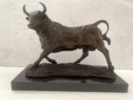 Bronze Stier auf Marmorsockel mit Künstler Signatur klassisch patiniert – Bild 16