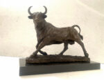 Bronze Stier auf Marmorsockel mit Künstler Signatur klassisch patiniert – Bild 5