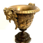 Jugendstil Amphore  - Große figürliche Vase aus Bronze  aufwendigen Verzierungen