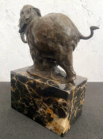 Handgefertigter Bronze Elefant auf Marmorsockel signiert Milo Bronzefigur – Bild 5
