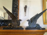 Prunkvoller sitzender Bronze Greif auf Marmorplatte – Bild 9
