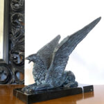 Prunkvoller sitzender Bronze Greif auf Marmorplatte