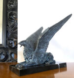 Prunkvoller sitzender Bronze Greif auf Marmorplatte