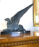 Prunkvoller sitzender Bronze Greif auf Marmorplatte – Bild 6