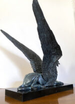 Prunkvoller sitzender Bronze Greif auf Marmorplatte – Bild 4