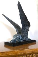 Prunkvoller sitzender Bronze Greif auf Marmorplatte – Bild 7