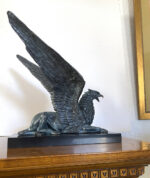 Prunkvoller sitzender Bronze Greif auf Marmorplatte – Bild 2