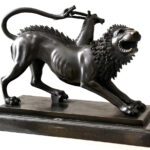Bronzeskulptur - Chimäre von Arezzo - in  Bronze auf Marmorsockel