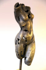 Bronze Akt- Weiblicher Bronze Torso auf Marmorsockel mit Künstlersignatur – Bild 5