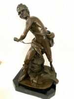 David mit Steinschleuder Bronzefigur auf Marmorsockel signiert – Bild 2