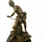 David mit Steinschleuder Bronzefigur auf Marmorsockel signiert