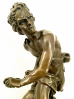 David mit Steinschleuder Bronzefigur auf Marmorsockel signiert – Bild 3