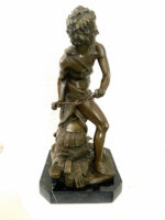 David mit Steinschleuder Bronzefigur auf Marmorsockel signiert – Bild 5