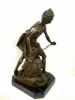 David mit Steinschleuder Bronzefigur auf Marmorsockel signiert – Bild 6