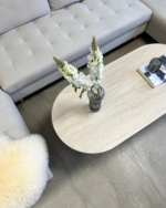 Bobby - Ovaler Couchtisch mit hellbeiger Steintischplatte und Eichengestell 120x55x45 cm – Bild 3