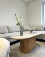 Bobby - Ovaler Couchtisch mit hellbeiger Steintischplatte und Eichengestell 120x55x45 cm – Bild 4