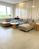 Jennifer rechtsgewandtes U-Sofa in Sand mit Chaiselongue - L: 300 x T: 208 x H: 82 cm – Bild 2