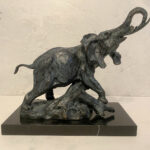 Bronzefigur-Elefant nach Rembrandt Bugatti auf Marmorplatte mit Künstlersignatur