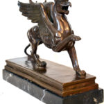 Mythologie Bronzefigur- Greif von Branitz auf Marmorsockel