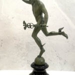 Bronze Skulptur Hermes der Götterbote signiert Giovanni Bologna auf Marmorsockel