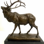 Tierskulptur Röhrender Hirsch nach Alfred Dubucand mit Künstlersignatur.