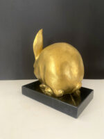 Tierfigur-Bronzefigur- Bronze Hase auf Eichenholz Sockel mit Künstlersignatur (Kopie) (Kopie) – Bild 5
