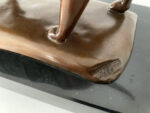 Moderne Handgefertigte Tierbronze Bronze Katze zweifarbig patiniert auf Marmor – Bild 7