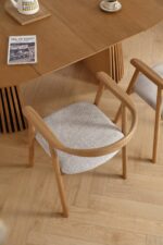 Jocelyn Esszimmerstuhl aus Eiche mit beige gepolsterter Sitzfläche – Bild 8