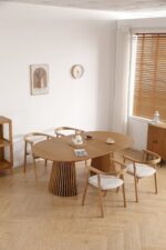 Jocelyn Esszimmerstuhl aus Eiche mit beige gepolsterter Sitzfläche – Bild 9